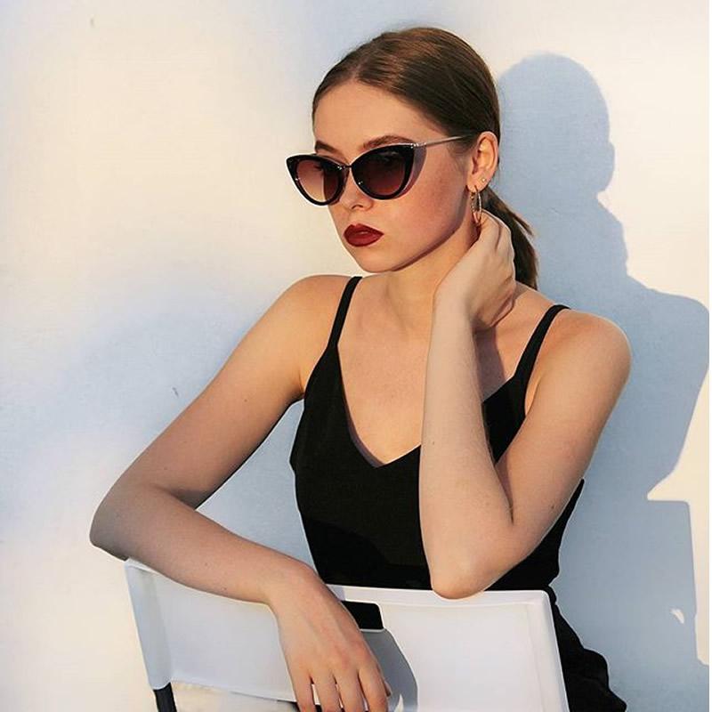 Women's Retro Fashion Cat Eye Metal Temple Sunglasses 9800